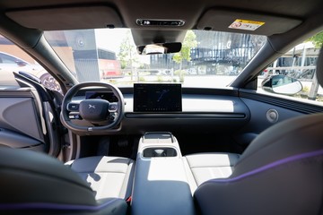 Gimnasia al volante: por qué manejar un auto manual podría ayudar a que el cerebro no entre en "modo avión"